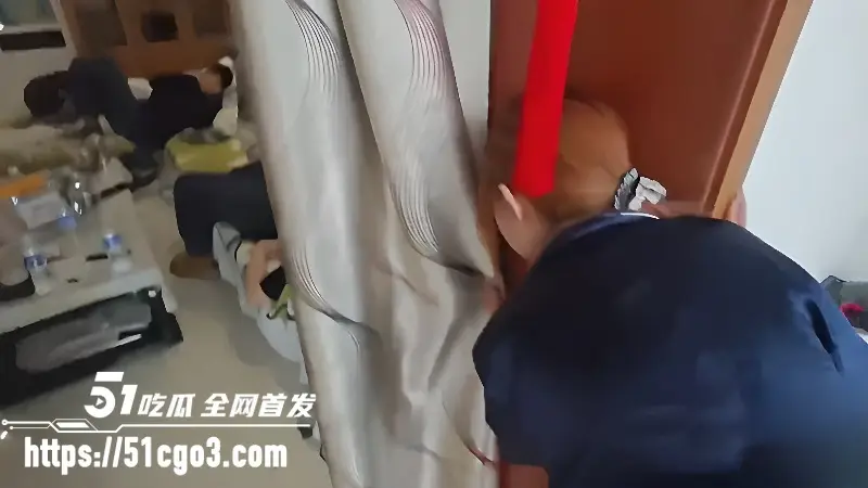 海角乱伦大神侄女小玲 窗帘外朋友在客厅休息 我和侄女在阳台放飞自我 闺蜜再次观摩 图2