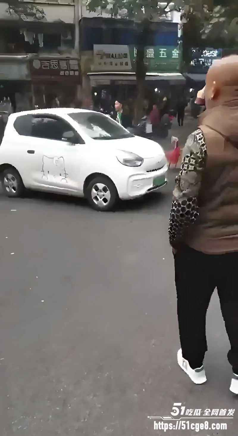 广西鑫宏东海蔬菜批发市场 男子与人发生冲突猛挥砍刀 被多人追赶围堵场面失控! 图4