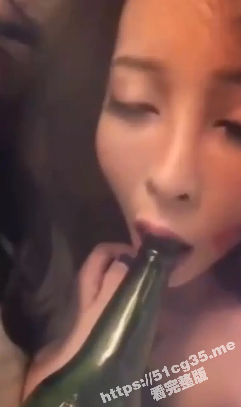 放开那个瓶子让我来!台湾骚货少妇用啤酒瓶捅逼自慰呻吟 那淫荡的表情看起来很是欠操 图1