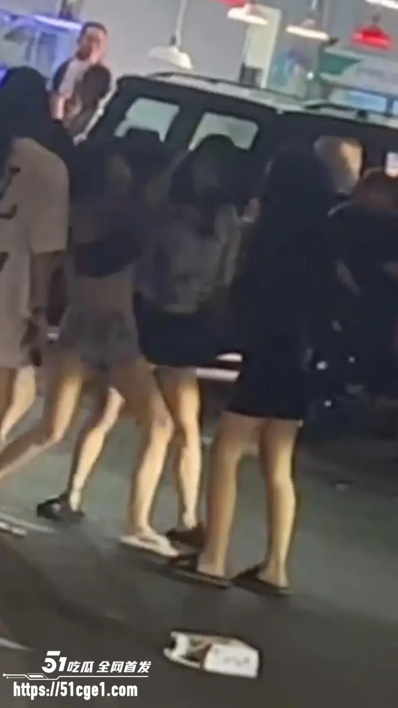精神小妹街头冲突现场 衣服撕裂大长腿全露 身材惊艳火辣太养眼！ 图4
