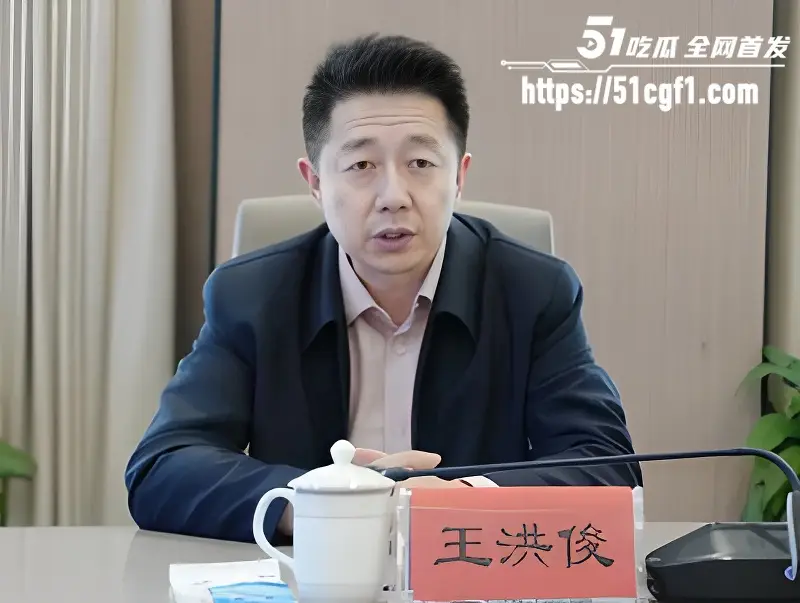 顶流女星 白鹿 与江苏文投董事长王洪俊 亲密街拍引爆网络 资源女王竟是大佬情人? 图6