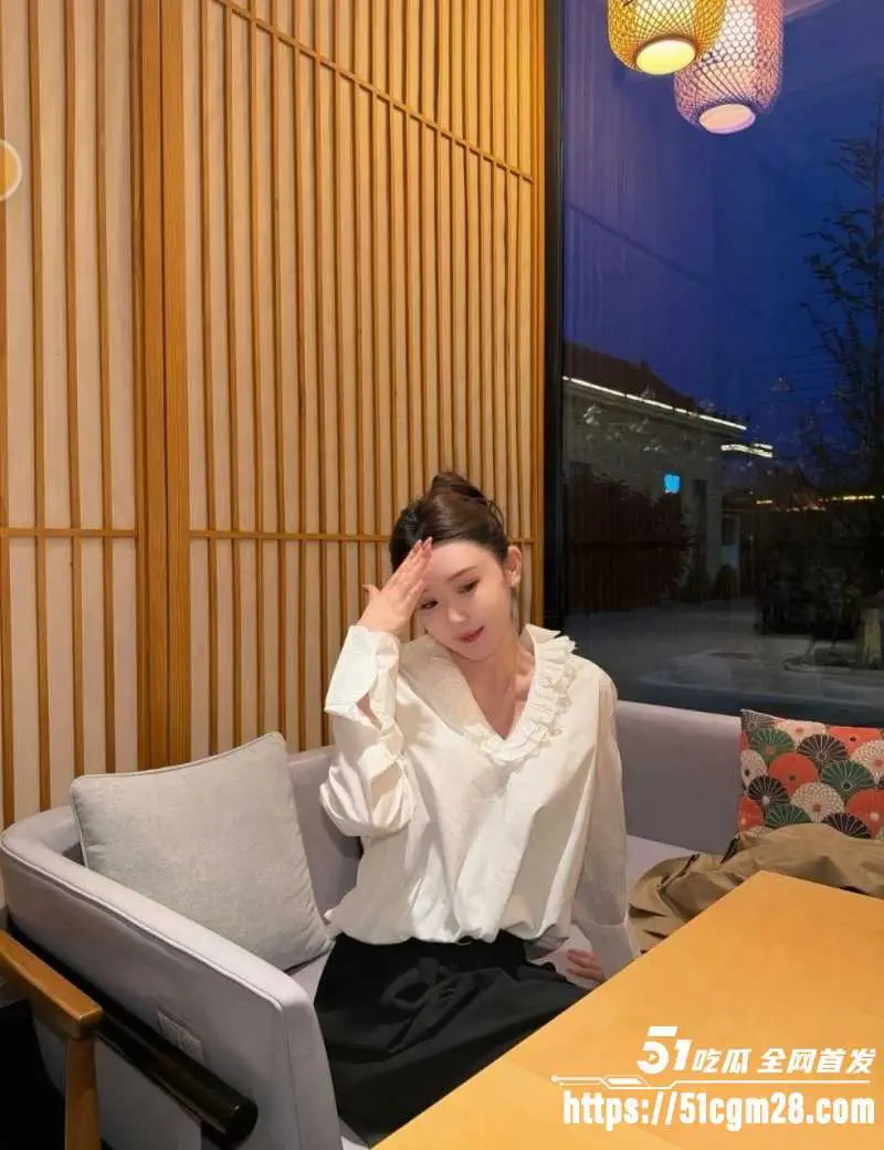 上海真实夫妻泄密 良家少妇母狗式趴着后入 小屁屁狂颤操着贼爽! 图1