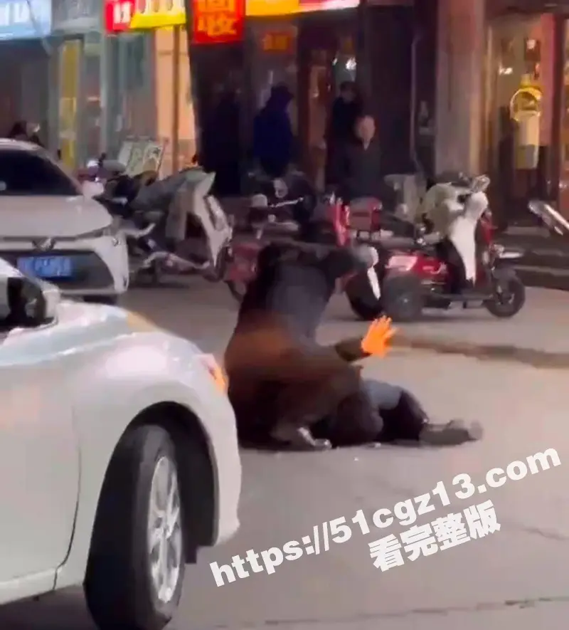 河北三河市上上城三季小区附近惊现绿帽刀客 罗某街头挥刀狂捅张某 刀刀毙命! 图5