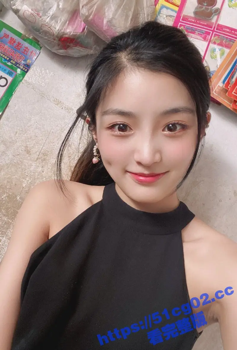 清纯美女甜过初恋 被渣男拿下后炫耀给兄弟们看 自慰抽插超反差 假阳具比她手腕还粗 图1