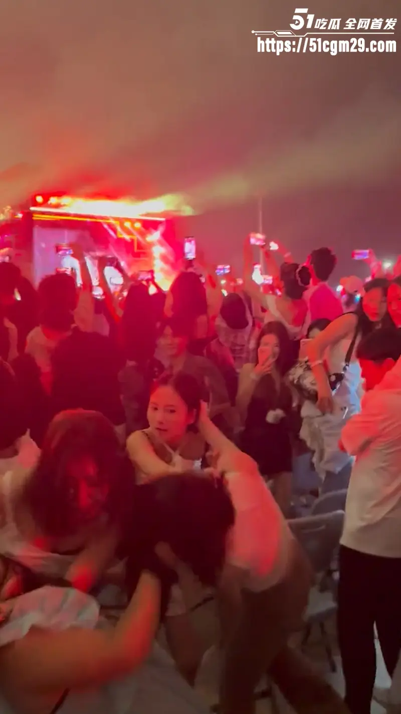 权志龙澳门音乐节台下炸锅 女粉挤位互撕当场干架 上演最强Power真人秀！ 图6