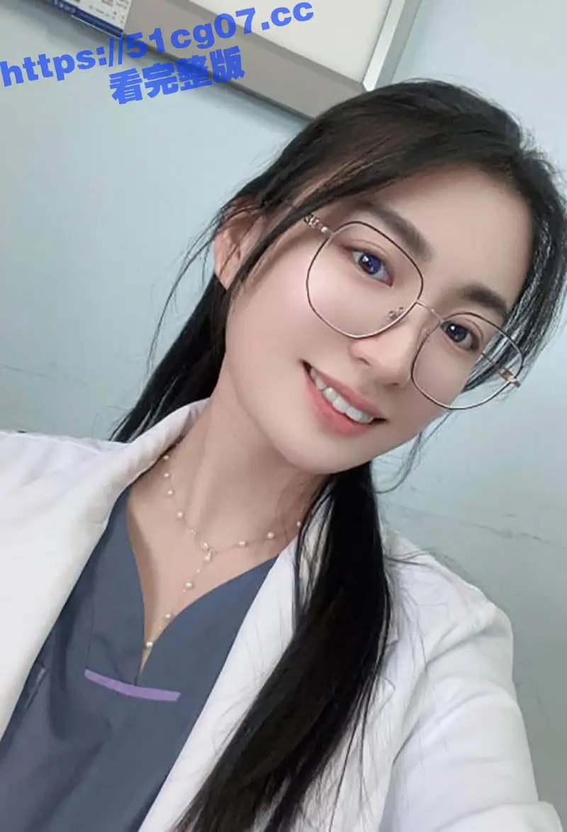 云南省第一人民医院的颜值担当 陈萍萍 为能成功上位科室主任 趴在办公桌上翘着屁股等待被领导后入! 图1