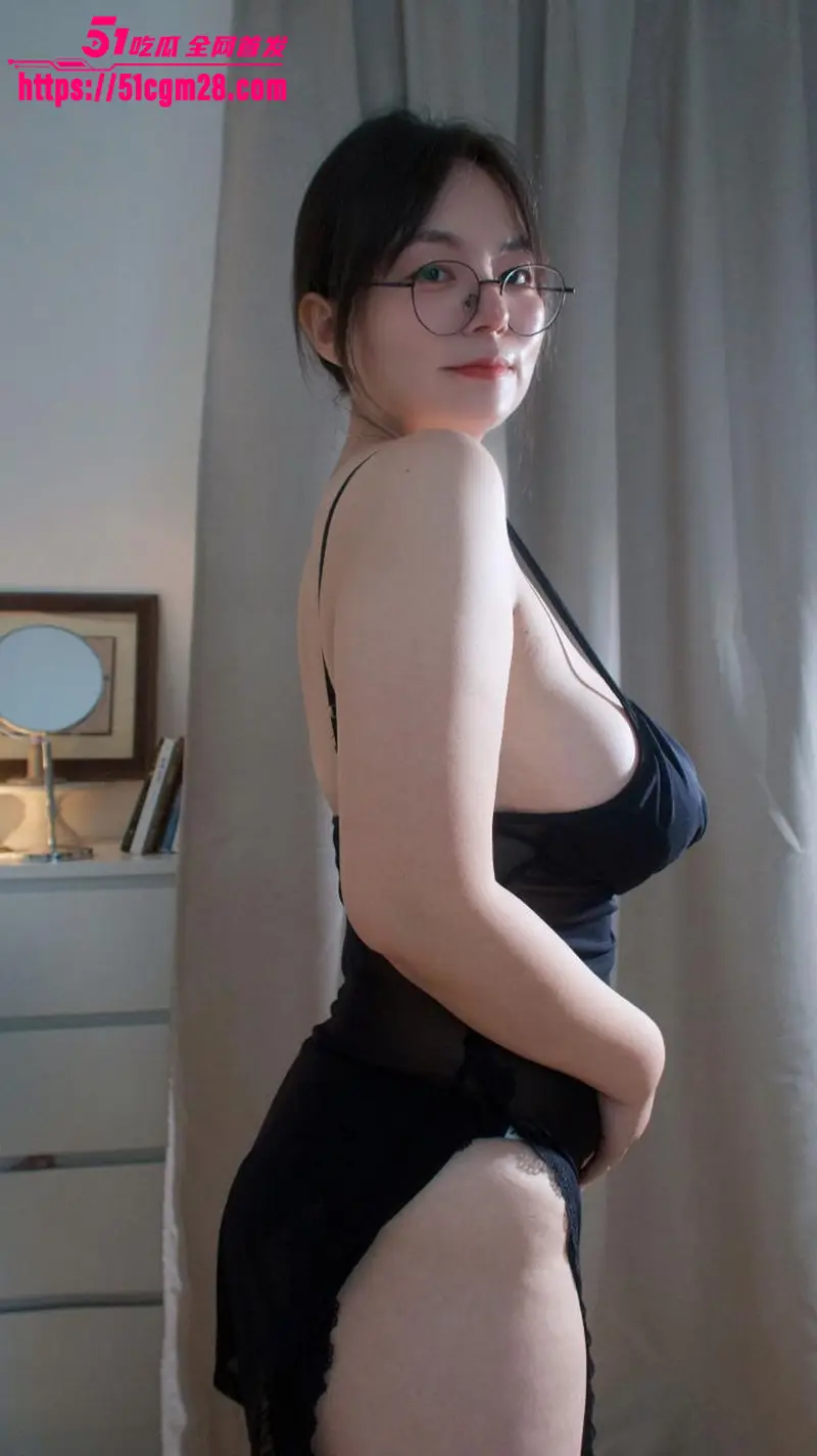 B站大奶少妇 发发儿 情趣内衣讲解 身穿各种制服展示丰满身材 表情妩媚勾人欲火 图6