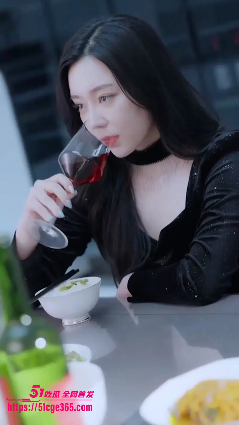 擦边短剧《浪漫满屋》小伙刚跟女朋友分手 就有性感大姐姐疗愈心伤 简直是人间尤物 鼻血都快流干啦！ 图2