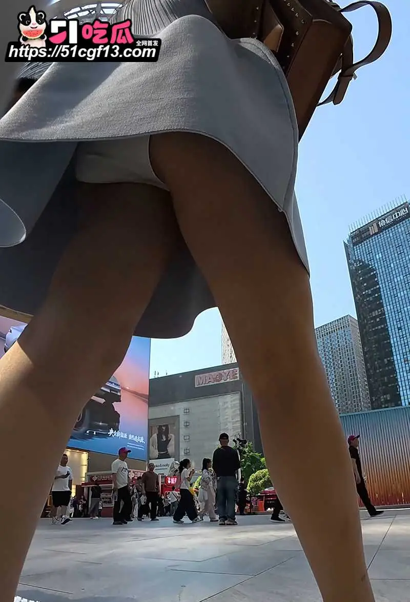 顶点大师系列 跟踪抄底美女少妇 贴身怼拍肉丝半透内裤 肥臀穴缝一览无余 图9