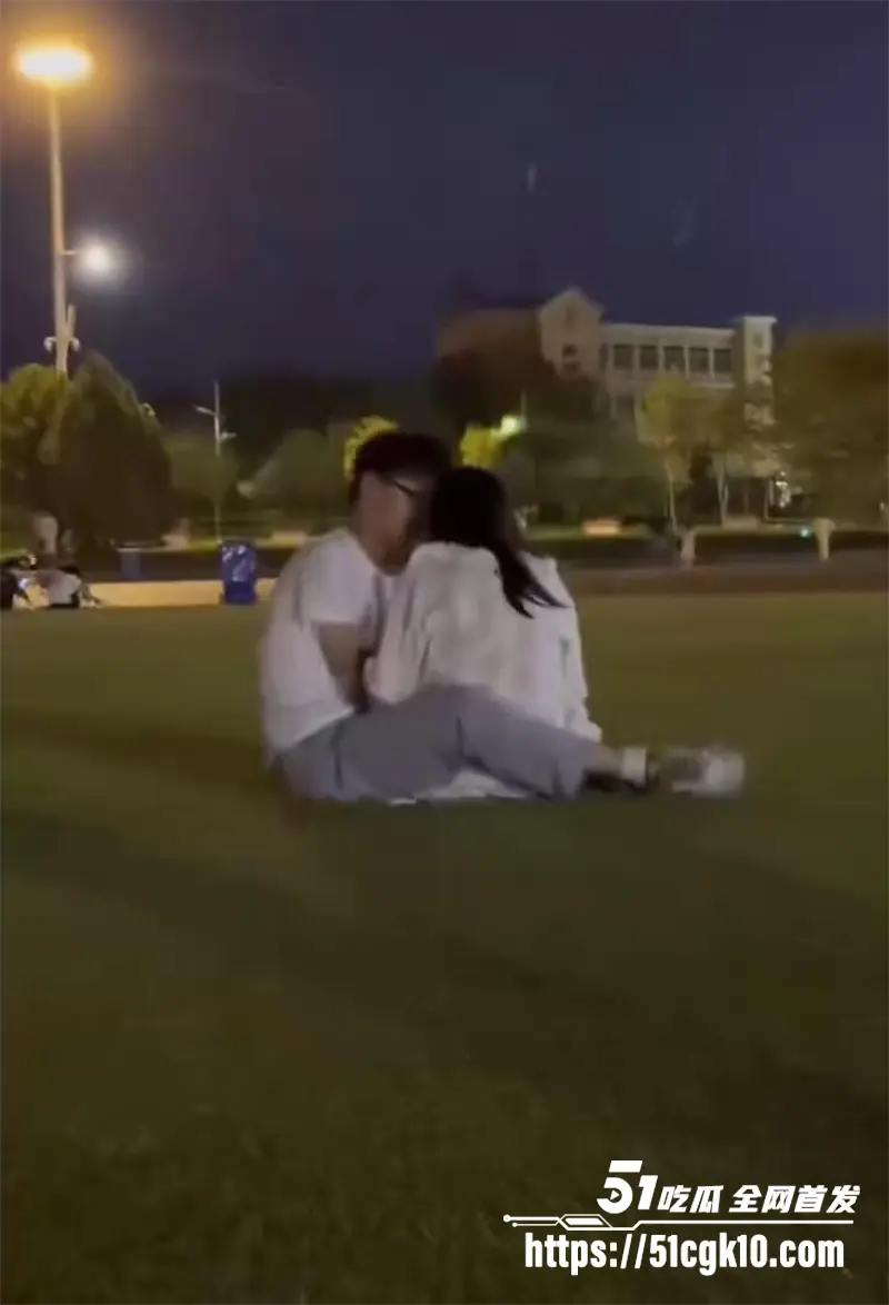 山东邹城体育公园七夕节上演活春宫！小情侣草坪舌吻调情 女生当众偷吃男友肉棒 用衣物遮挡揉奶抠穴 被多角度偷拍！ 图1