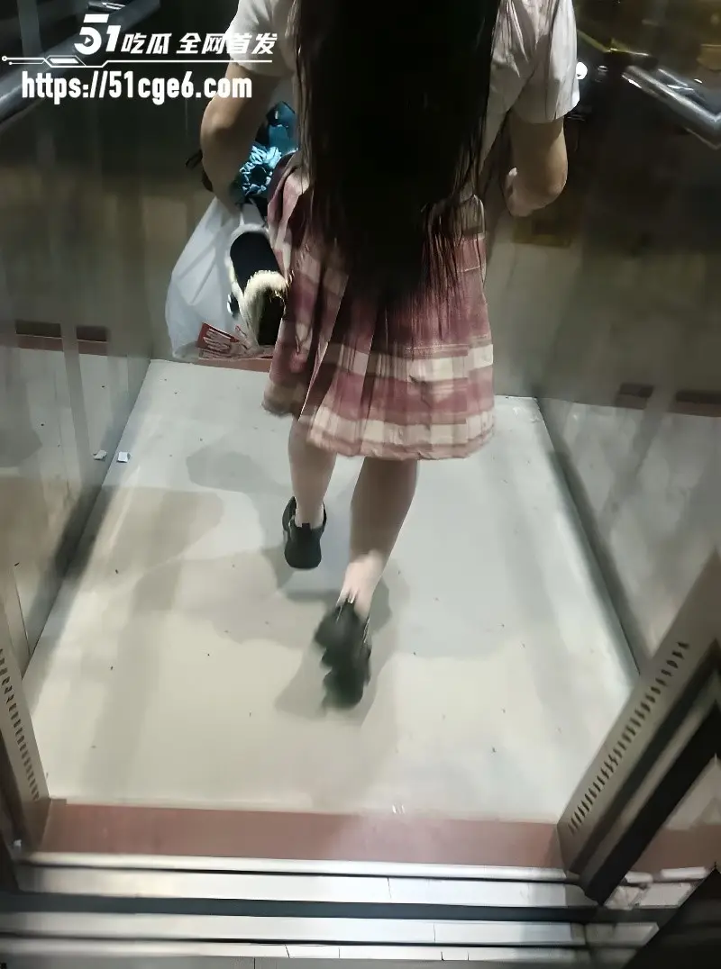 海角大神 睡了我的亲妹妹 暴雨停电夜带妹妹野战 废弃游乐园白虎嫩逼狂舔猛操 图1