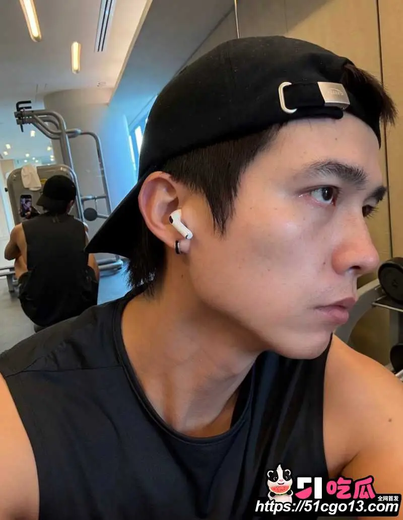 王菲男闺蜜 Ryan 音乐节当众性骚扰 陈粒 强行搂抱咸猪手 当场竖中指硬刚 图6