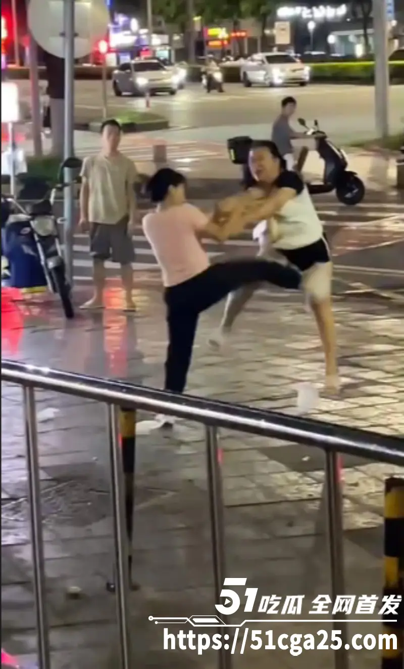 小吃商贩因抢生意起争执 街头上演2V2男女混战 锁喉抱摔飞踢 动作娴熟堪比职业选手！ 图2