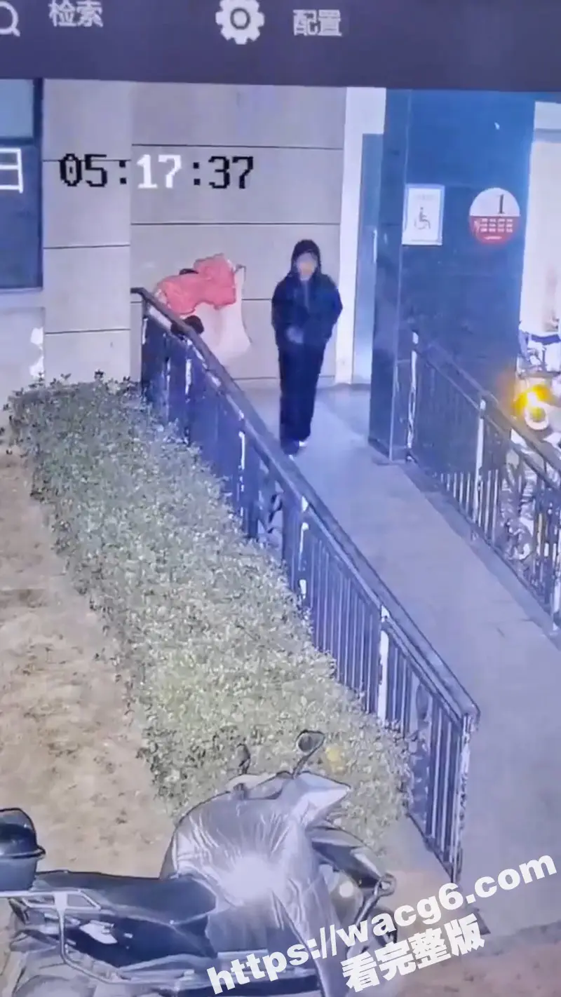 翘臀小妹小区当众排便 还用旁边车衣擦屁股 看样子还是个少女 身材也挺不错的 玩的这么脏么 图1