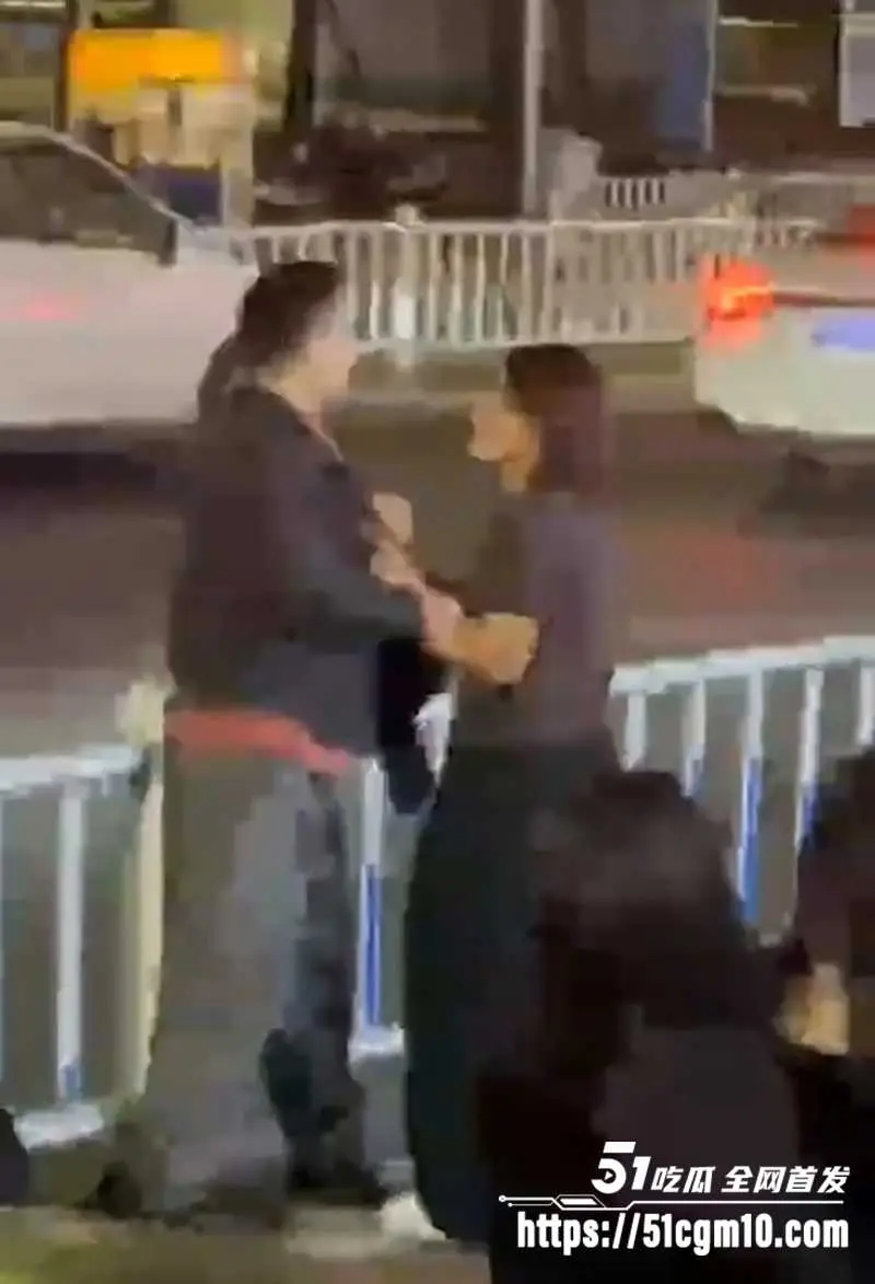 潮汕人妻当街抓奸 小三竟是男GAY 老公认怂跪街求饶 女子怀疑人生当场崩溃大哭! 图6