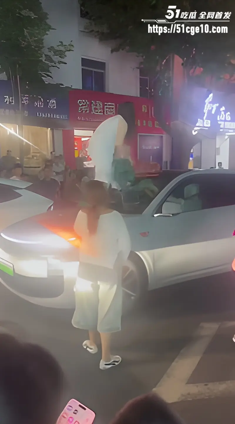 陕西洛南抓奸事件 白衣原配爬上车顶怒砸玻璃 街头千人围观现场直接炸了! 图3