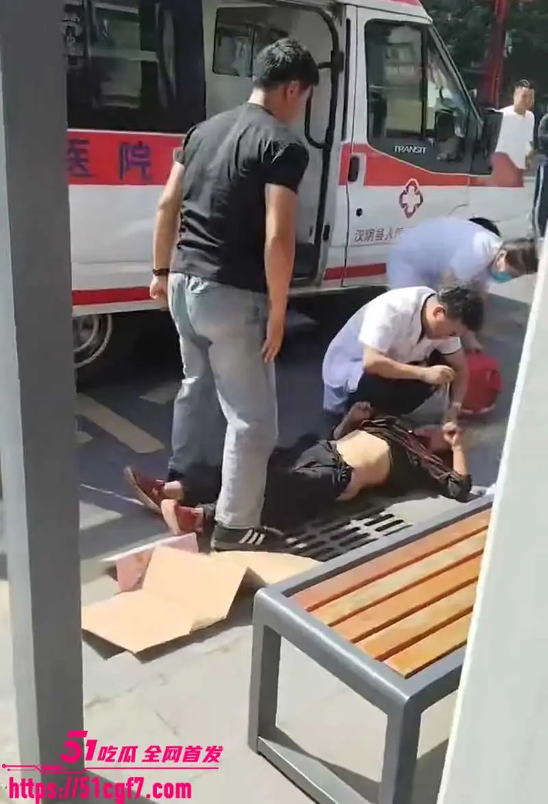 陕西汉阴县臭名昭著了 老太被当街强奸 瘫倒赤裸无人问津 拿纸壳遮羞惨不忍睹 图5