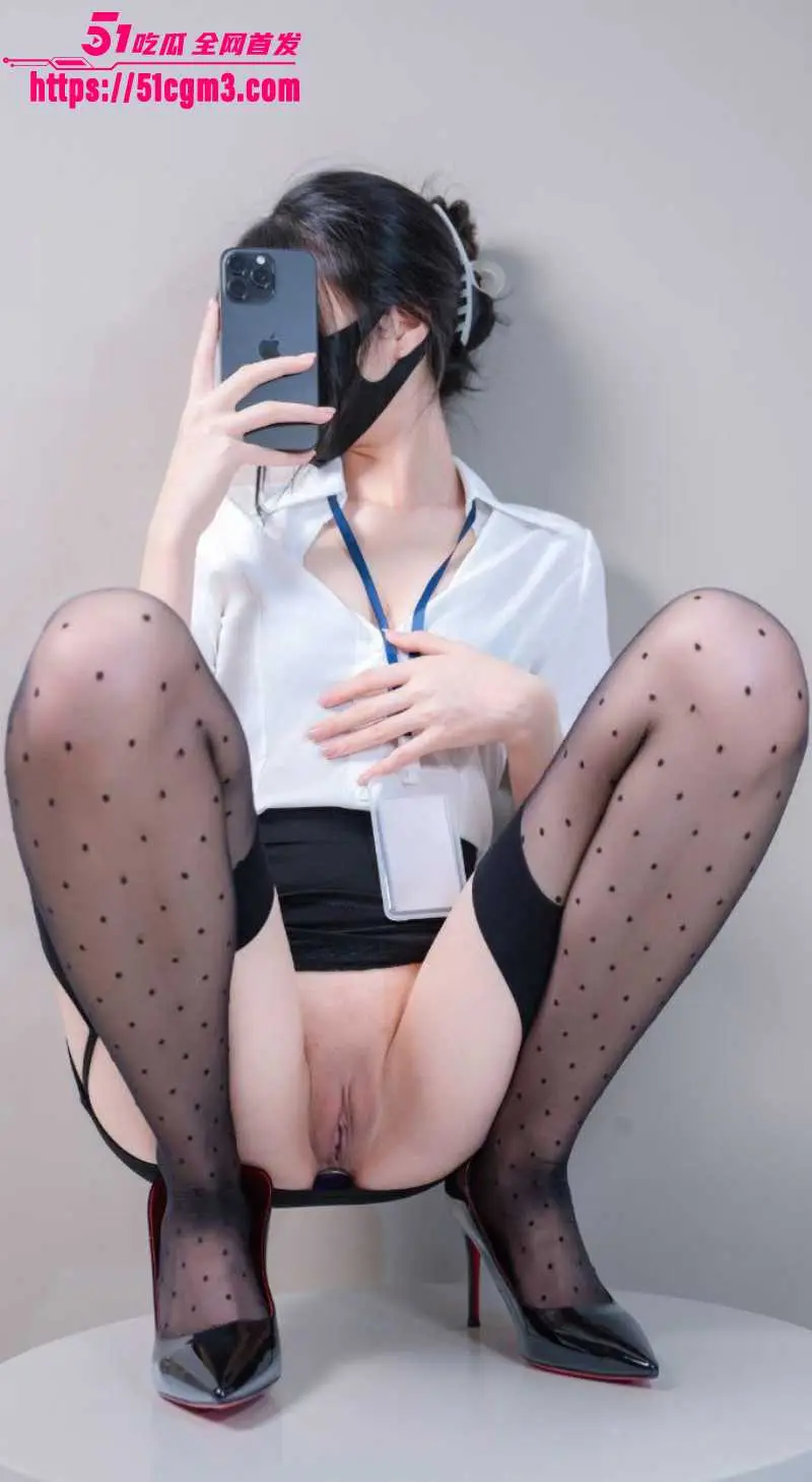 推特御姐网黄 小桃 瑜伽裤紧裹修长美腿 一线天馒头穴十分诱人 激烈性爱高潮精液喷脚背! 图2