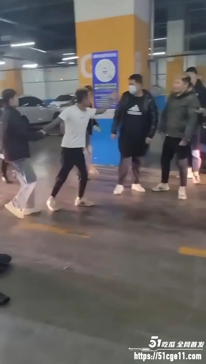 精神小伙不自量力 地下车库挑衅 被一脚踹飞三米 围观群众笑出声！ 图2