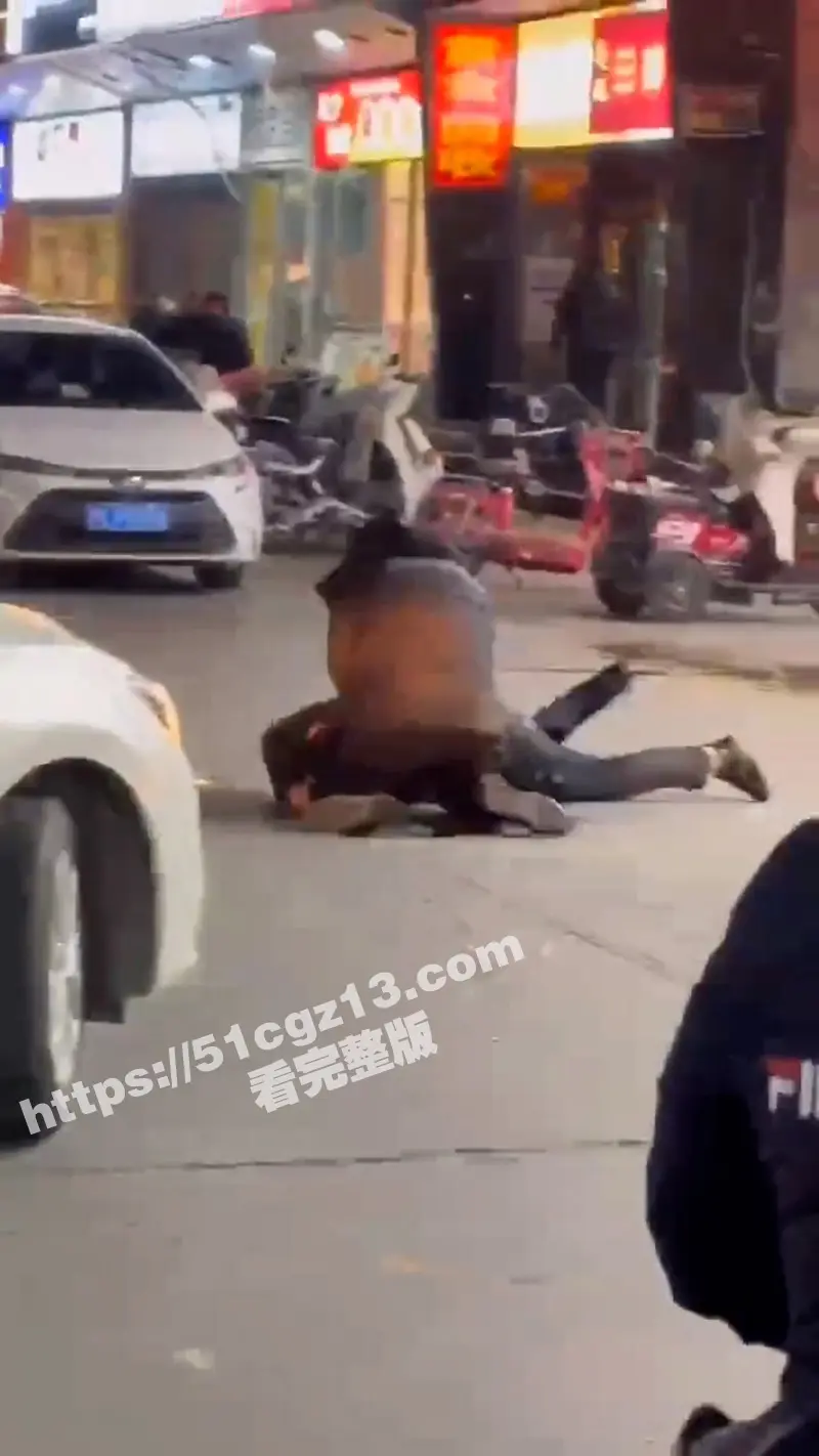 河北三河市上上城三季小区附近惊现绿帽刀客 罗某街头挥刀狂捅张某 刀刀毙命! 图4