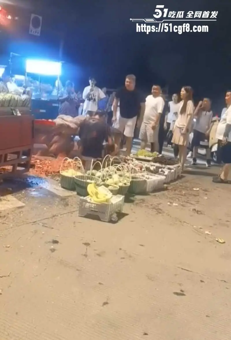 宁波恶毒夫妻 挑瓜掐果还耍凶 疯狂砸瓜殴打摊主 现场视频让人恨的牙根痒 图3