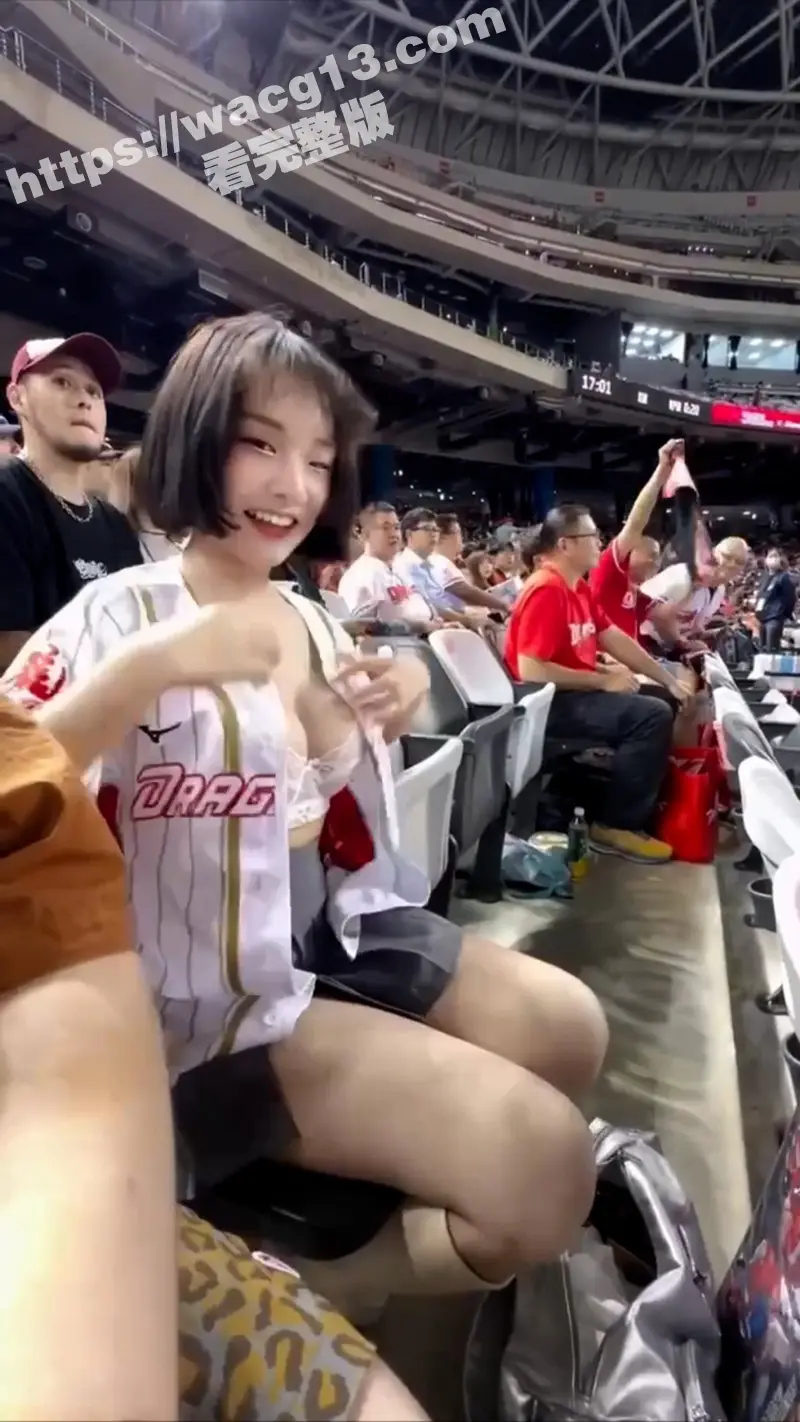 巨乳女网红看球赛脱到只剩内衣 傲人双胸在数万人的看台博眼球 球迷怒怼 想红想疯了不知羞耻 图6