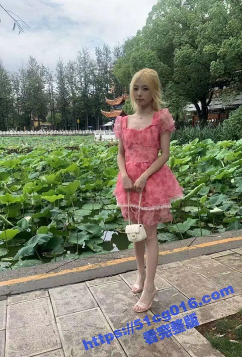 极品清纯小萝莉 肤白貌美气质佳 穿着黑丝水手服 被肥宅男闺蜜无套抽插 终于得到了女神的身子 图5