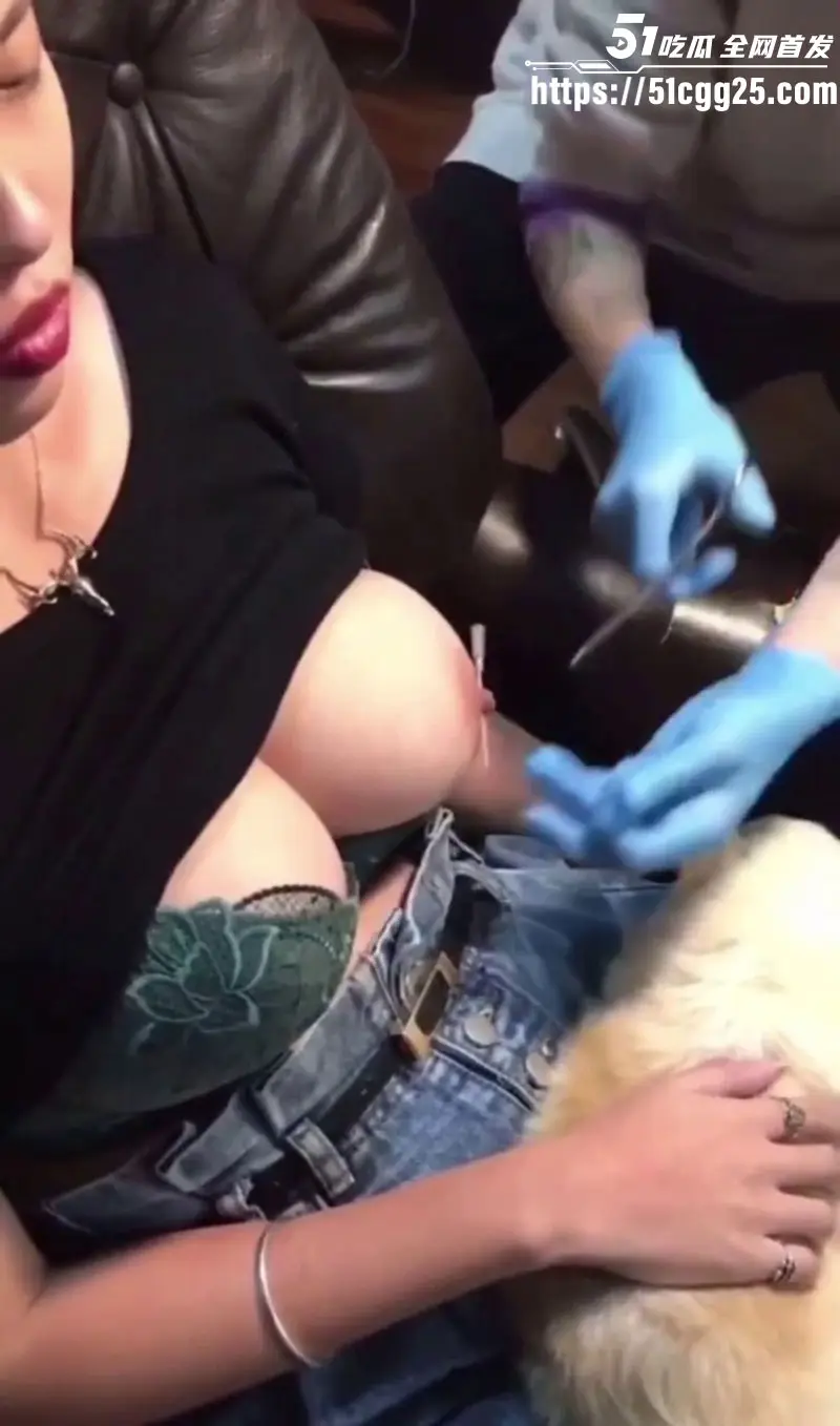 极品巨乳美女 乳钉穿刺全程曝光 性感大奶被紧夹粗暴穿透 痛到倒吸冷气 平凡到淫靡完美蜕变! 图3