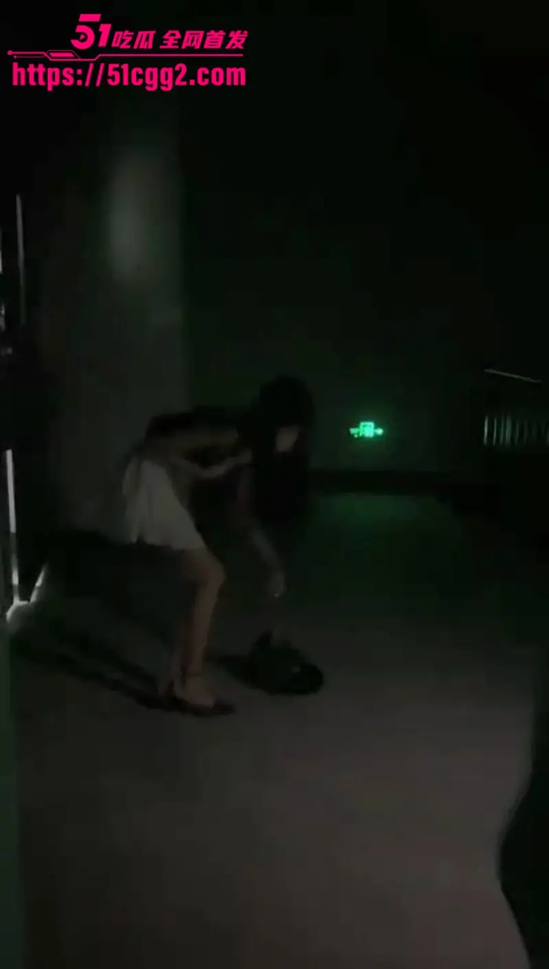 广东高颜值路人妹 遭精神小妹团暴揍扒光 当街全裸跪地哭喊 姐妹狂拍补光 场面惨绝人寰! 图12