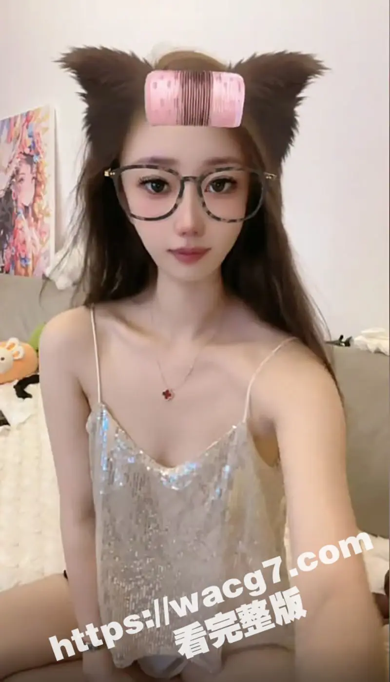 抖音土豆丝土豆片挂真空上直播 激情运动跳操奶子在衣服晃动 万人在线观看她的两奶子 图2