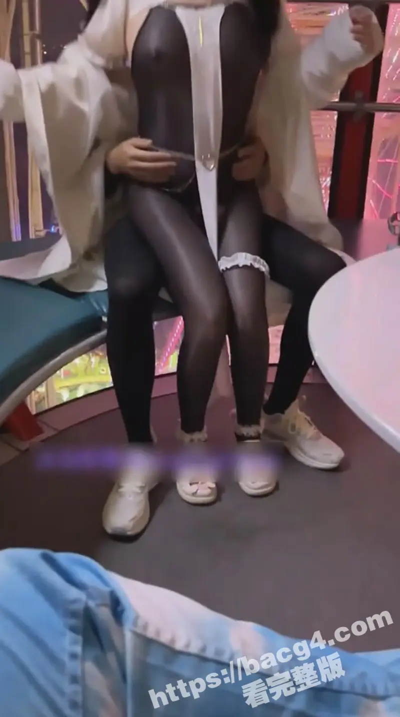 推特b站母狗小萝莉 冰凌紫萱 被绿帽男友贡献给好兄弟 公共场合约会露出调情 无套爆操极品嫩穴 图5