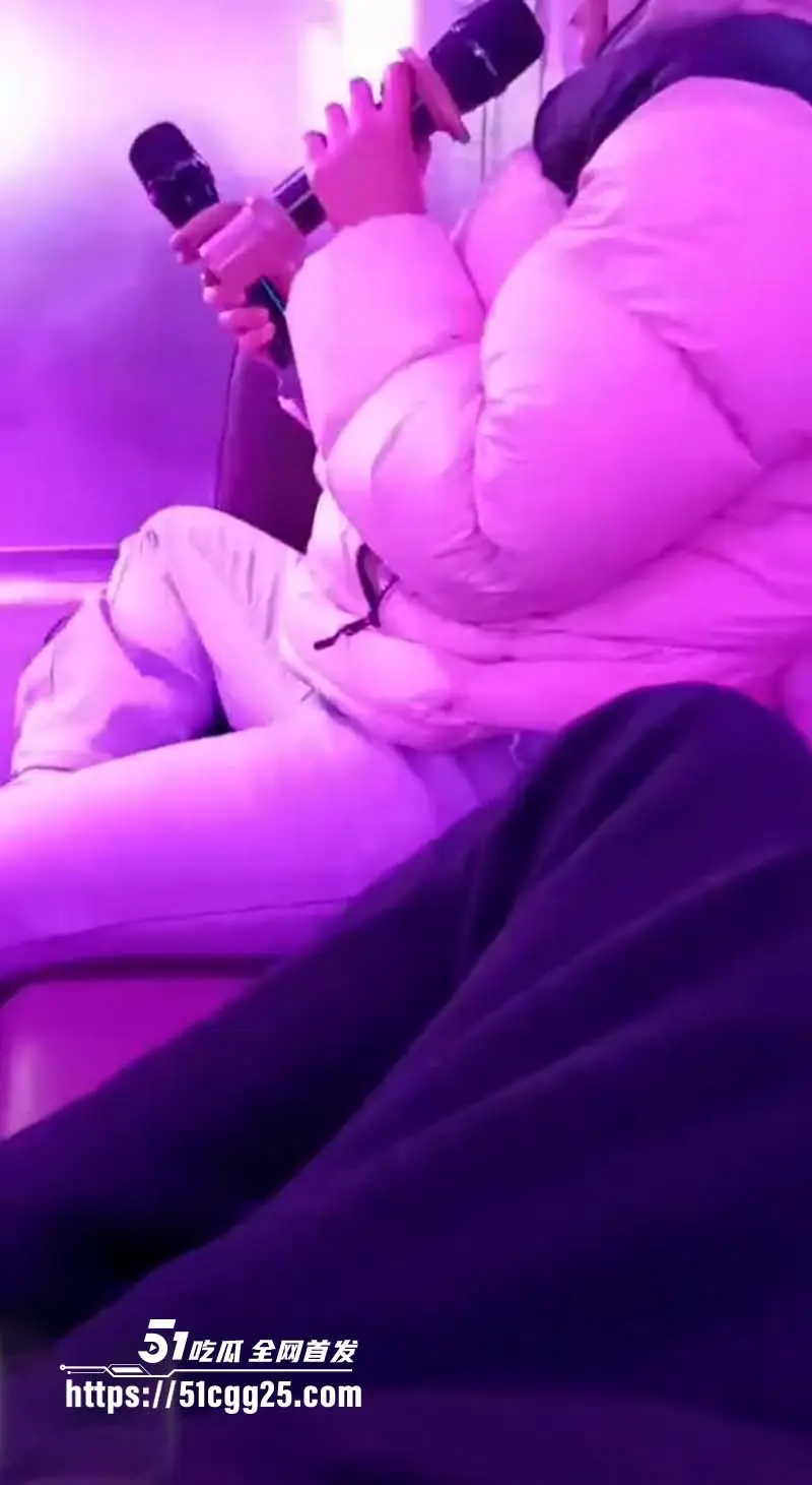 海角大神高中妹妹会撒娇 趁老爸和骚货后妈离开 欲火难耐和老妹在KTV里边唱边干 图3