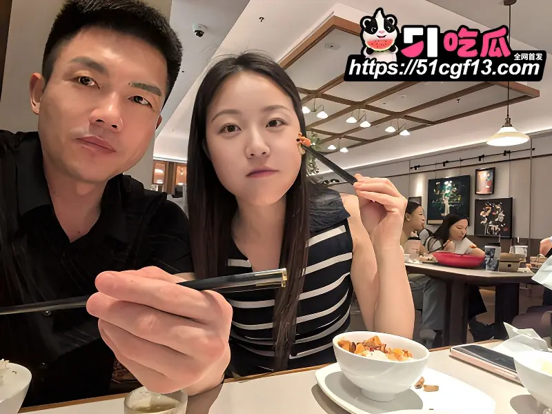 上海纯情白富美 情侣私拍流出 反差眼镜婊胯下接精 浓精敷面超刺激! 图3
