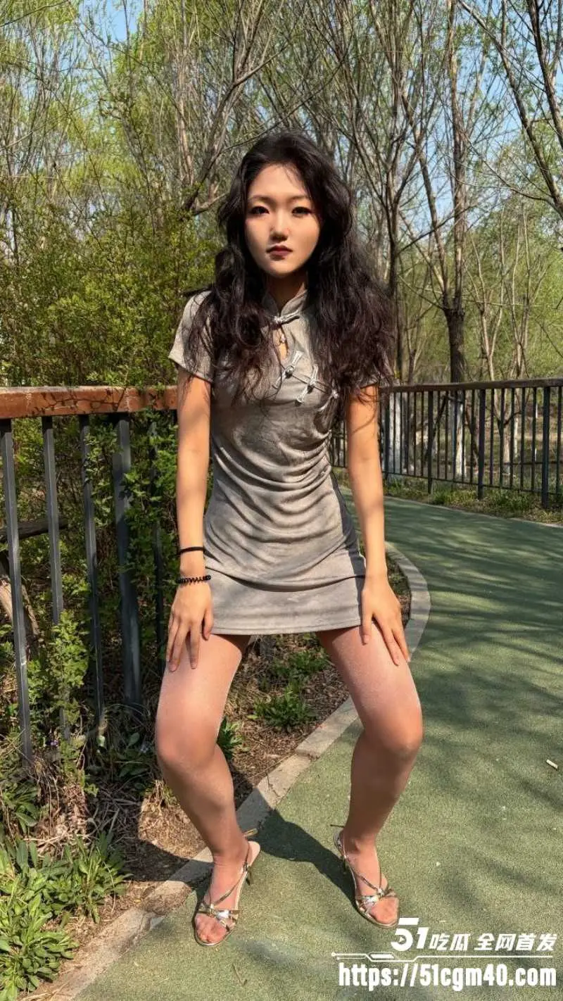 抖音网红 黑圣母 调教女奴自拍 乳夹捆绑蹂躏蜜穴 跪地口交刺激十足 图4