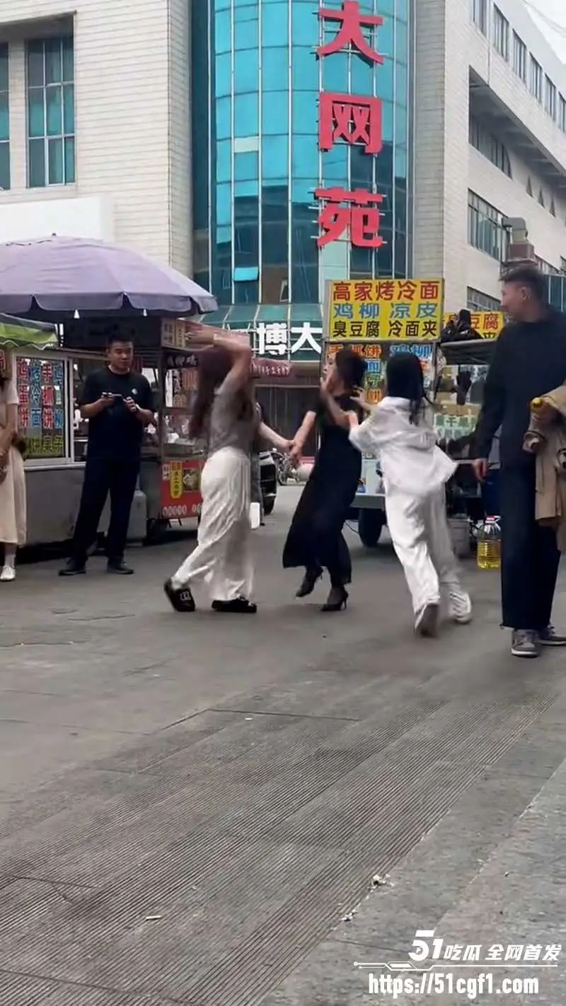 熊岳火车站黑丝高跟鞋一打二 丝毫不落下风 正妻抓小三 三女当场撕逼大乱斗 图7
