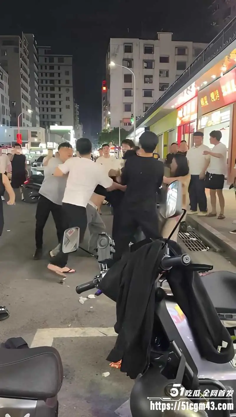 反差女神精神小伙打架现场 美女真上狂野扭打直接失控 身材火辣太带感! 图2