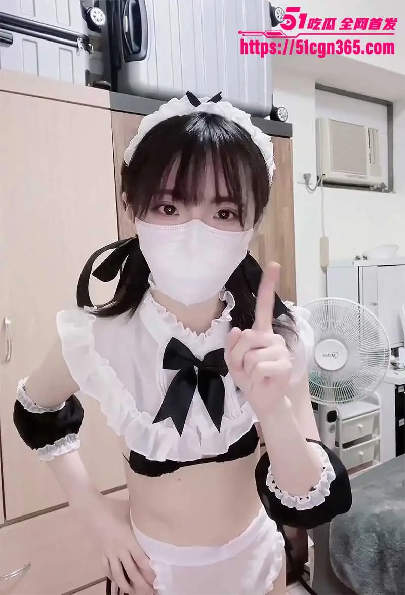 少女福利姬 薄荷 粉鲍白幼萝莉花式露出 水瓶接尿刮毛自慰 百变淫装可欲可甜 堪称完美反差女神! 图4