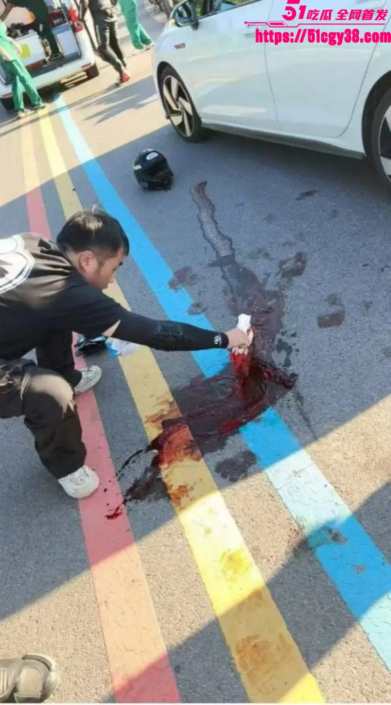 又一追风勇士陨落!男子驾驶机车失控蛋刹失败 皮裤秒变开裆裤 周围群众按蛋抢救! 图2