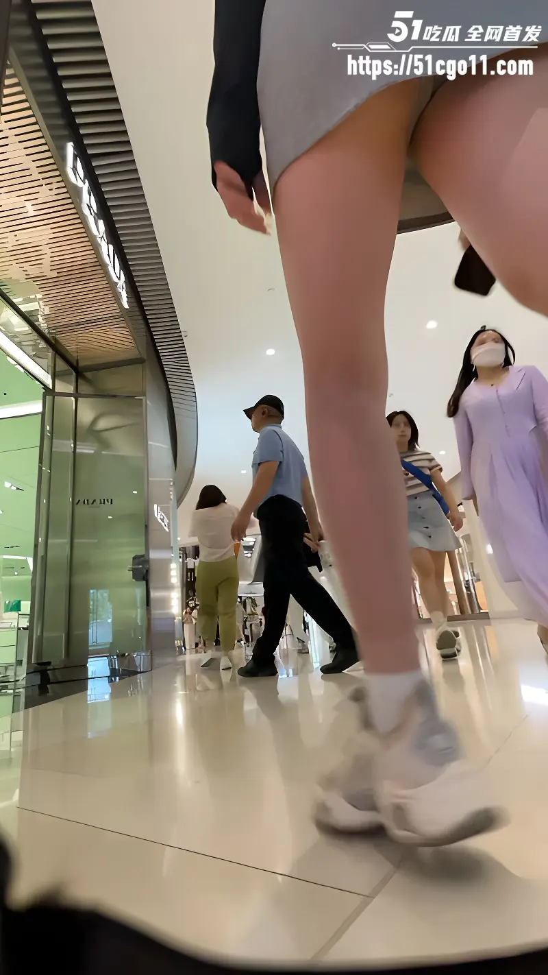 顶点大师 户外抄底极品嫩妹 元气美女超短裙下白内全夹臀 屁股蛋完全暴露 图4