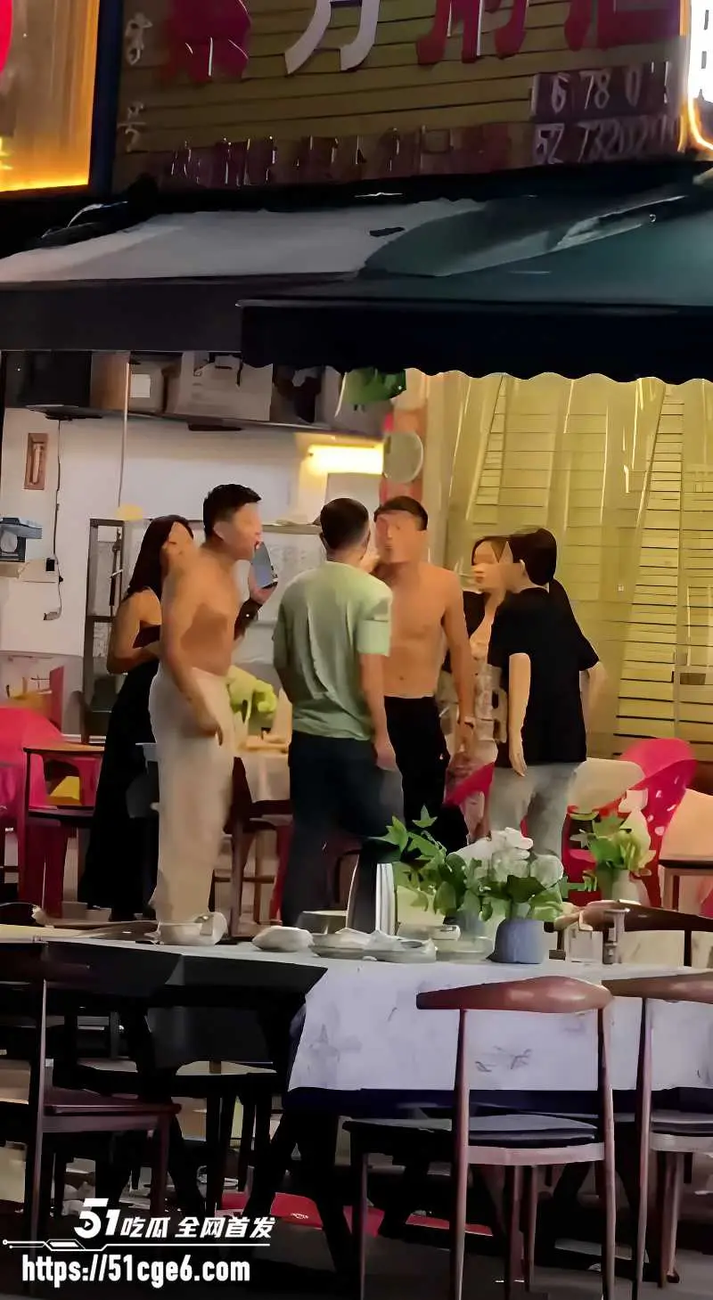 烧烤摊现场大乱斗 吃夜宵也能吵架打起来 一言不合就动手 一拳KO对手全场震惊! 图1