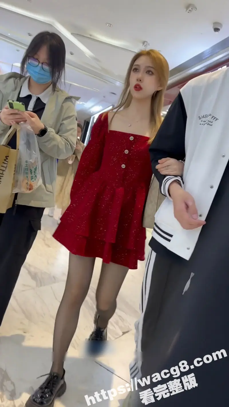 偷拍大神街头尾随 抄底性感连衣裙黑丝美女 身材很棒颜值超高的小姐姐 灰色丁字裤一看就是内骚型的 图2