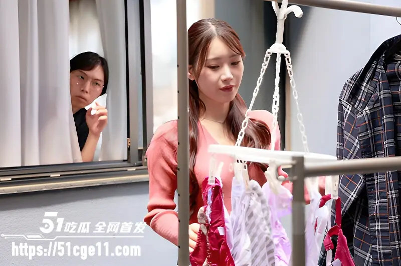 水果派解说 望月铃音 乱伦剧情 美人继母勾引大屌继子 无套内射全程背德感拉满 图1