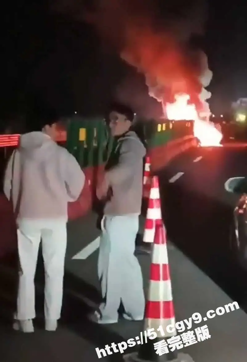小米SU7竟成死亡飞车!安徽高速上失控撞击爆燃 车上三位女大学生当场烧死 现场视频曝光! 图5