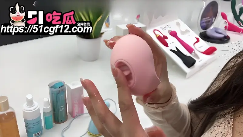 高颜值情趣用品女老板科普如何自慰 厕所实测吸吮玩具 爽到差点尿失禁 图1