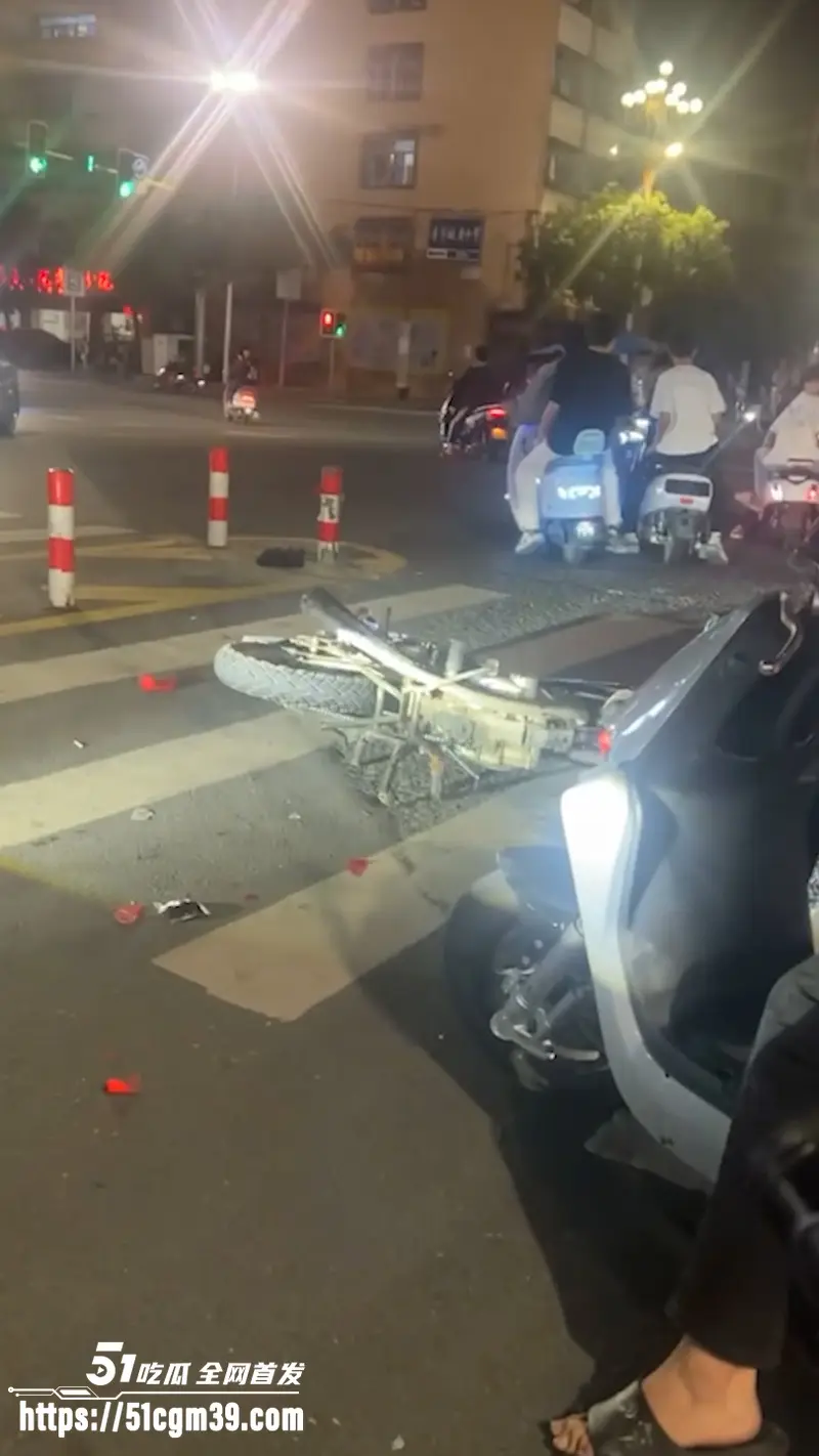 广东潮汕 精神小伙街头纠纷 持刀狂砸摩托车 场面混乱如同古惑仔重出江湖！ 图6
