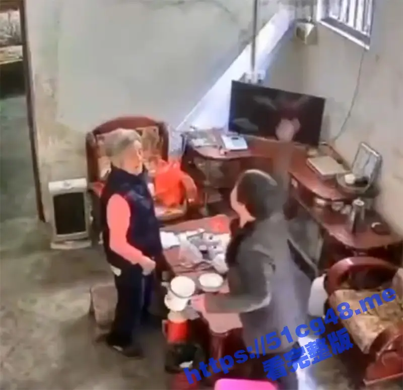 儿媳一巴掌将八旬婆婆扇个四肢朝天 只因送了一顿饭 儿媳与八旬婆婆发生争执 进而大打出手 图1