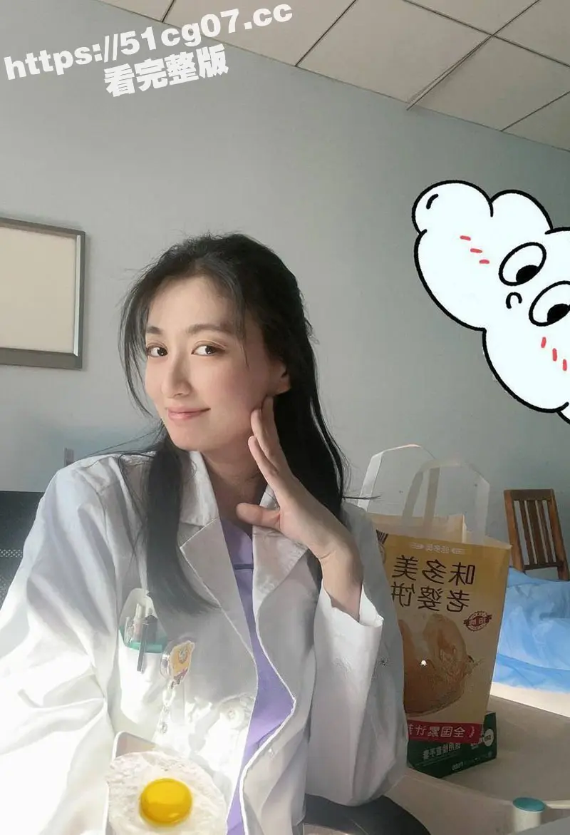 云南省第一人民医院的颜值担当 陈萍萍 为能成功上位科室主任 趴在办公桌上翘着屁股等待被领导后入! 图7