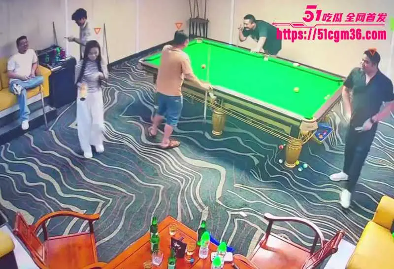 台球厅最强真实哥 妹子一句激将法 他当场脱裤亮屌 追她绕桌裸奔 图8