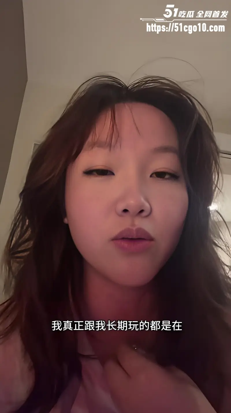 中国妹子巴厘岛被两帅哥左右夹击狂吻还晒视频炫耀 看完直接破防 单身狗已哭晕在厕所 图4
