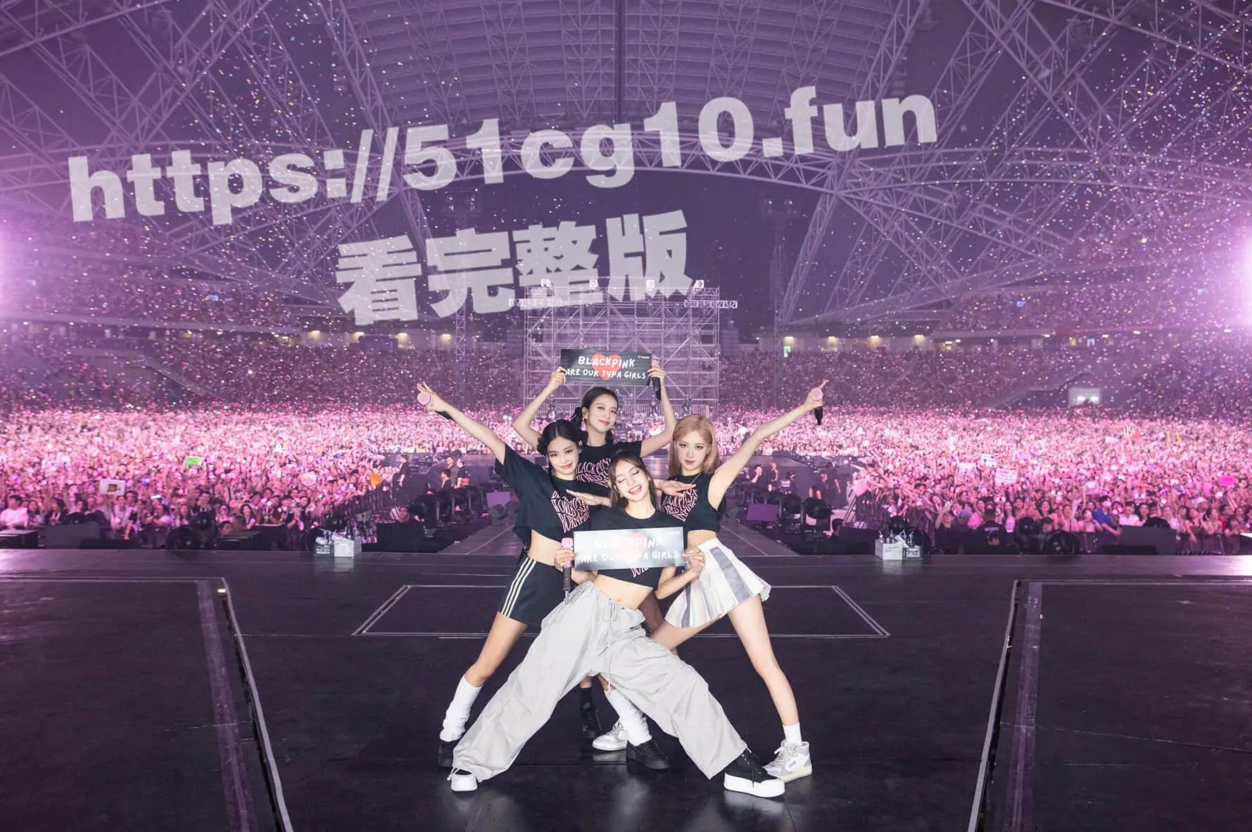 韩国女团「BLACKPINK」Lisa在巡演中疑似不穿内裤鲍鱼轮廓一览无余,网友:Lisa现在已经成中分了 图1